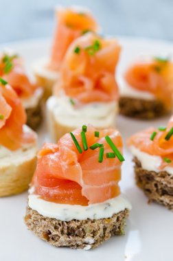 füme somon ve krem peynirli kanepeler