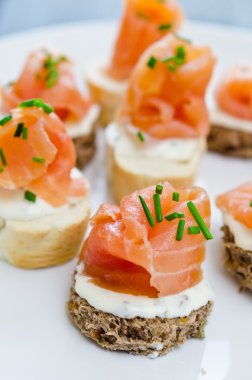 füme somon ve krem peynirli kanepeler