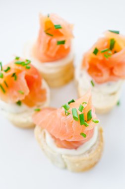 füme somon ve krem peynirli kanepeler