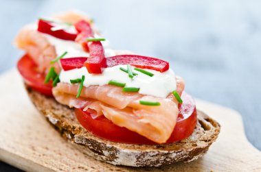 füme somon ve krem peynirli kanepeler