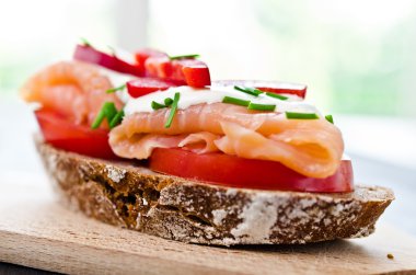 füme somon ve krem peynirli kanepeler