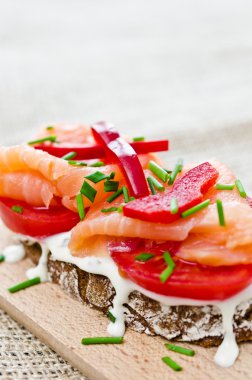 füme somon ve krem peynirli kanepeler