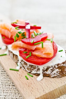 füme somon ve krem peynirli kanepeler