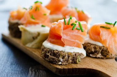 füme somon ve krem peynirli kanepeler