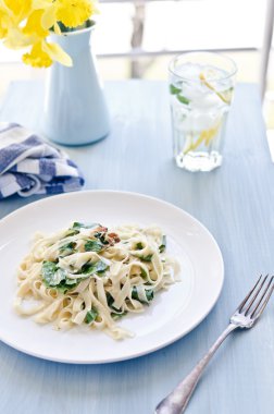 Beyaz tabakta pesto makarna Tagliatelle