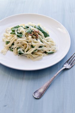 Beyaz tabakta pesto makarna Tagliatelle