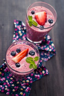 çilek ve böğürtlen muzlu süt