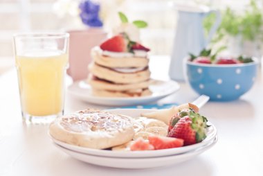 lezzetli kek meyve ile sabah kahvaltı masasında