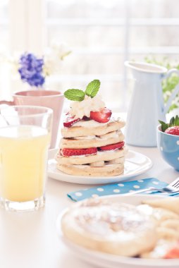 lezzetli kek meyve ile sabah kahvaltı masasında