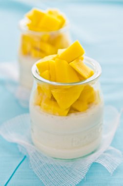 Panna cotta mango tatlı sos ile