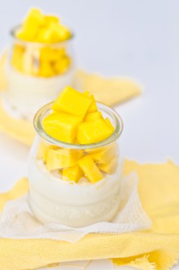 Panna cotta mango tatlı sos ile