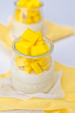 Panna cotta mango tatlı sos ile