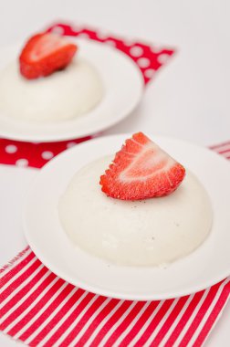 Panna cotta ile çilekli tatlı
