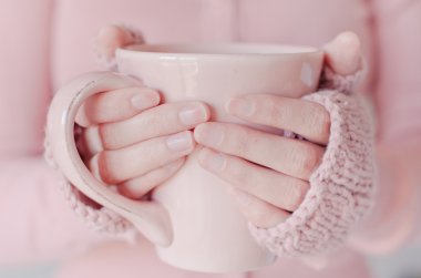 çay. çay bardağı tutan kadın.