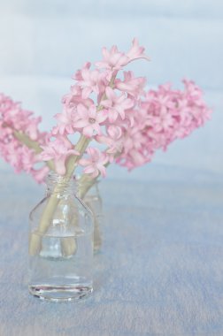 Cam vazo içinde Pembe buket