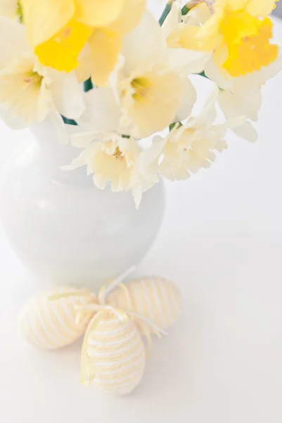 Jarní květy s velikonoční vajíčka — Stock fotografie