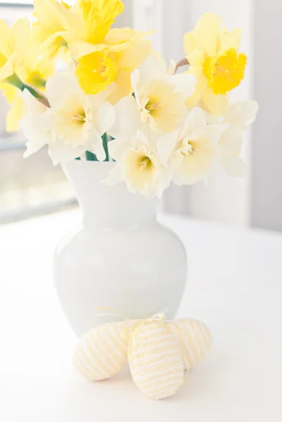 Spring flowers with easter eggs — Stock Photo, Image