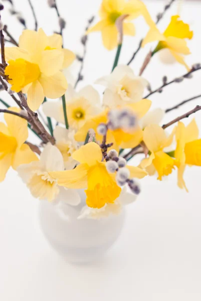 Flores de primavera con huevos de Pascua — Foto de Stock