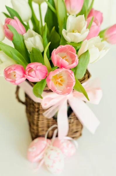 Pink and white tulips in a wicker basket — Stock Photo, Image