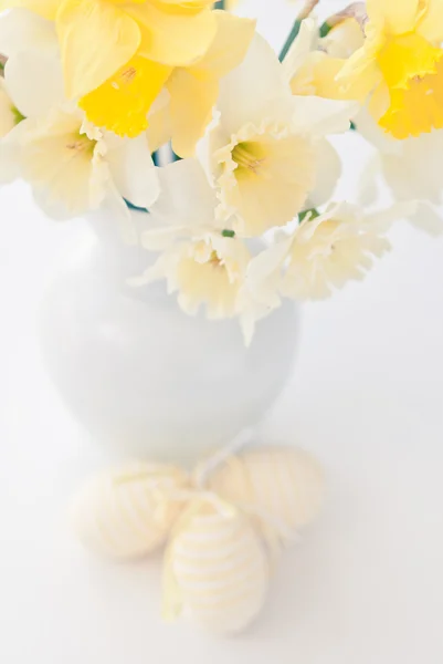 Flores de primavera com ovos de Páscoa — Fotografia de Stock