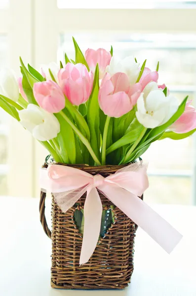Розовые и белые тюльпаны в плетеной корзине — стоковое фото
