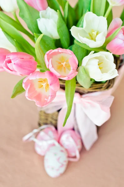 Pink and white tulips in a wicker basket (easter composition) — Stock Photo, Image