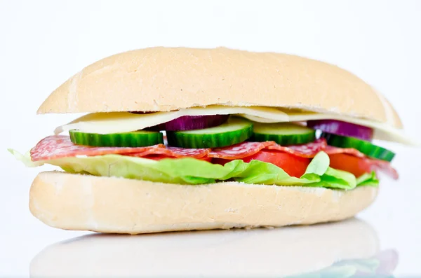 Sándwich grande con verduras frescas — Foto de Stock