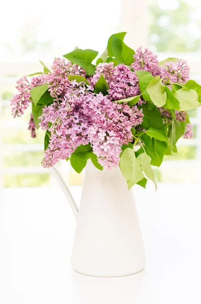 꽃병에 라일락의 아름 다운 무리 — 스톡 사진