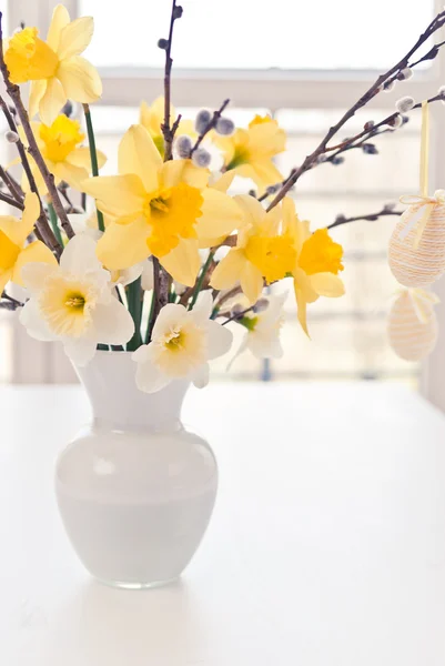 Весенние цветы с пасхальными яйцами — стоковое фото