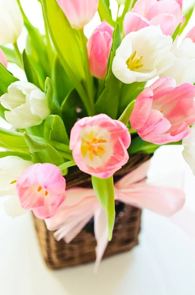 Różowe i białe tulipany w wiklinowym koszu — Zdjęcie stockowe