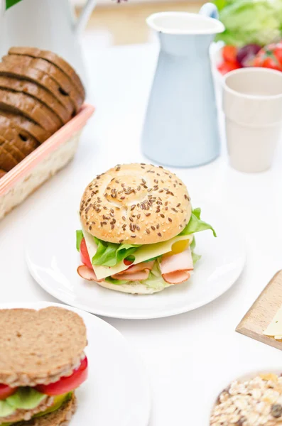 Un panino fresco sul tavolo da pranzo — Foto Stock