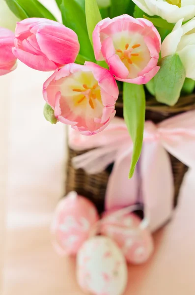 Pink and white tulips in a wicker basket — Stock Photo, Image