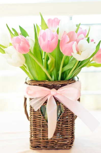 Tulipanes rosados y blancos en una canasta de mimbre —  Fotos de Stock