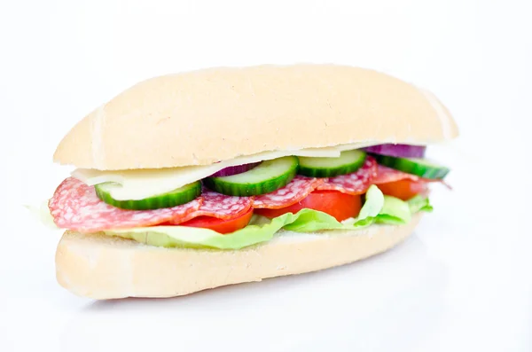 Большой сэндвич со свежими овощами — стоковое фото