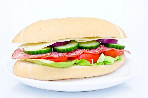 Большой сэндвич со свежими овощами — стоковое фото