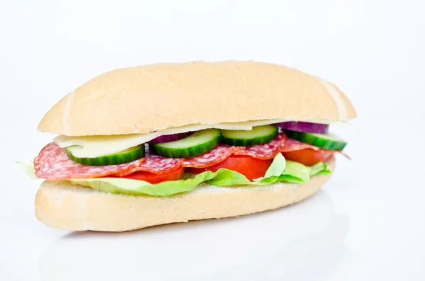 Sándwich grande con verduras frescas — Foto de Stock