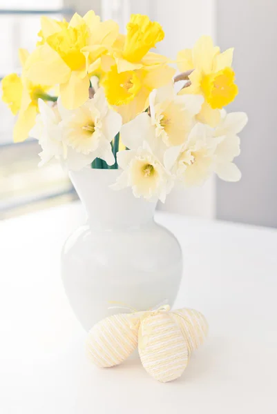 Jarní květy s velikonoční vajíčka — Stock fotografie