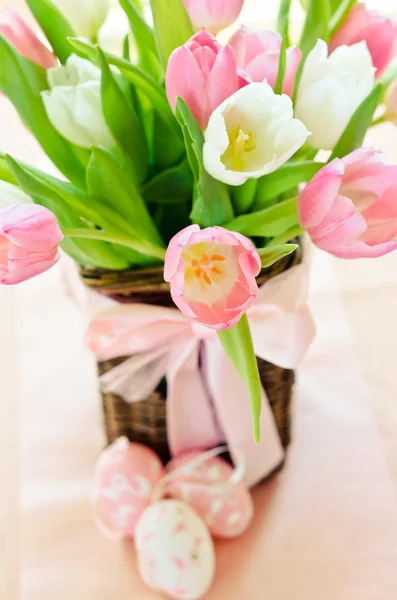 Pink and white tulips in a wicker basket — Stock Photo, Image