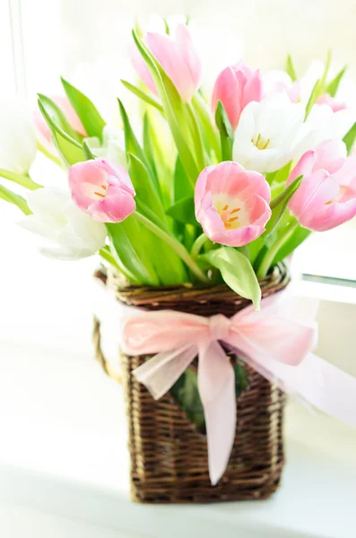 Tulipanes rosados y blancos en una canasta de mimbre —  Fotos de Stock