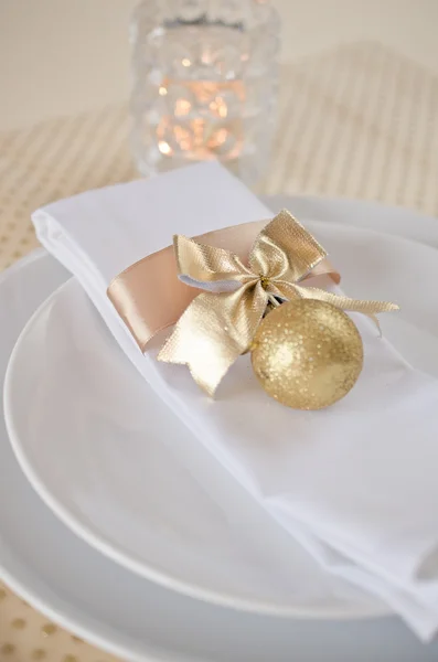 Un tavolo da pranzo natalizio decorato — Foto Stock