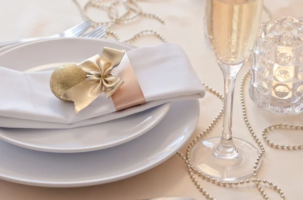 Gold Christmas table setting — Stock Photo, Image