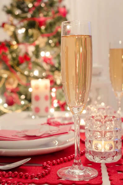 Şampanya kadehli süslü bir Noel yemeği masası. — Stok fotoğraf