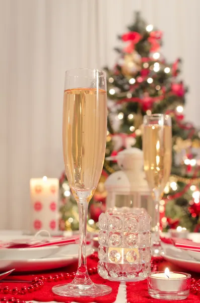用香槟酒杯装饰的圣诞餐桌 — 图库照片