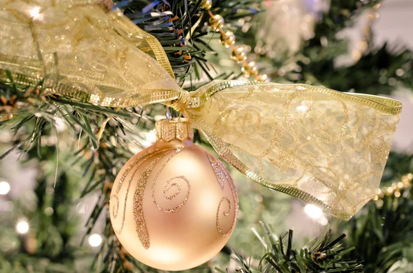 Decorações de árvore de Natal em uma árvore de pele de Natal — Fotografia de Stock