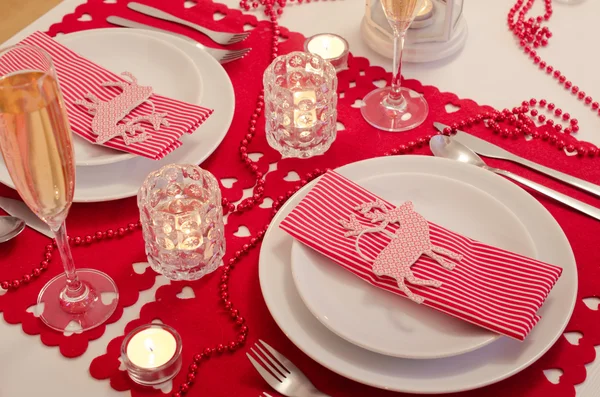 Cenário de mesa de Natal em vermelho e branco — Fotografia de Stock