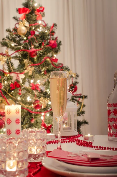 Ozdobiony stół świąteczny z kieliszkami szampana — Zdjęcie stockowe