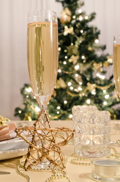 Una mesa de comedor de Navidad decorada con copas de champán —  Fotos de Stock