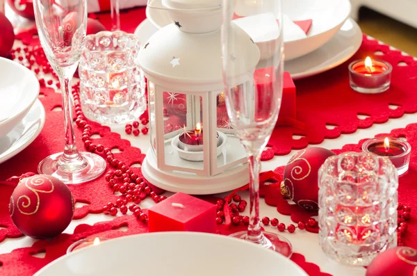 Ajuste de mesa de Navidad en rojo y blanco —  Fotos de Stock