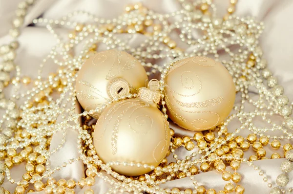 Weihnachtsdekoration auf goldenem Satin Hintergrund — Stockfoto
