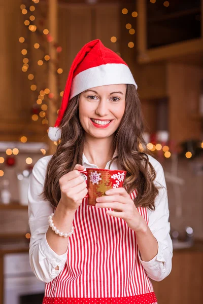 Jeune fille se préparant pour Noël — Photo